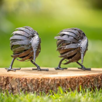 Metalen tuinbeeld van een twee Kiwi's, gemaakt door een Afrikaanse kunstenaar. 